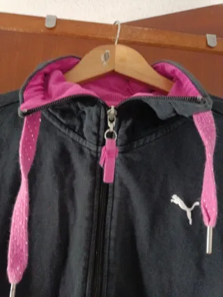 Chaqueta deportiva negra y fucsia