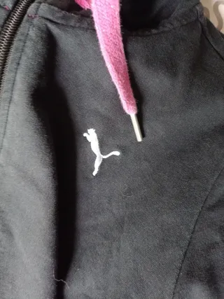 Chaqueta deportiva negra y fucsia