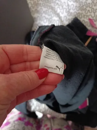 Chaqueta deportiva negra y fucsia