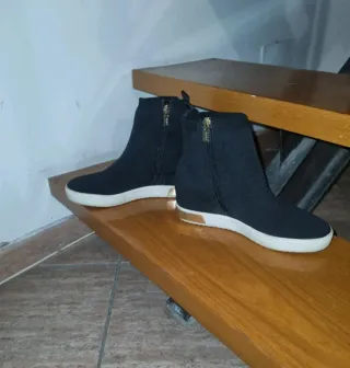 Stivaletto sneakers calza DKNY zeppa nero oro