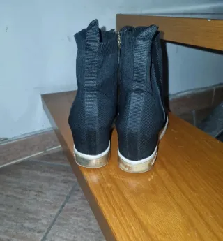 Stivaletto sneakers calza DKNY zeppa nero oro