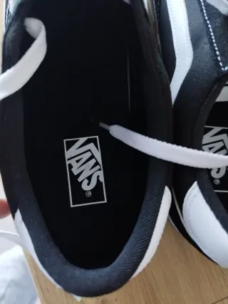 Sapatilhas Vans Pretas e Brancas