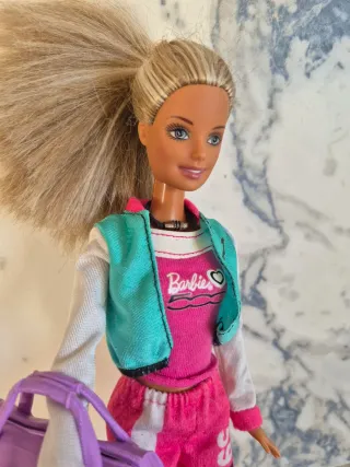 Muñeca Barbie Deportista con Bolso Morado