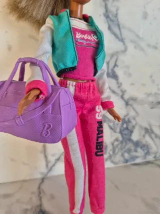 Muñeca Barbie Deportista con Bolso Morado