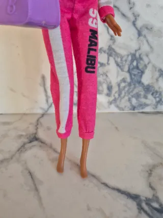Muñeca Barbie Deportista con Bolso Morado