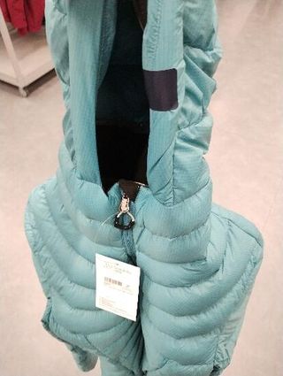 Plumífero de montaña y trekking con capucha Mujer Forclaz