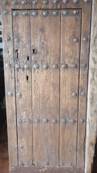 Puerta antigua madera con clavos de  bronce