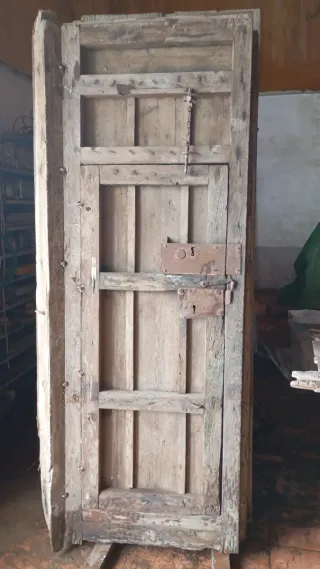 Puerta antigua madera con clavos de  bronce