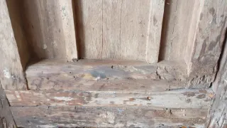 Puerta antigua madera con clavos de  bronce