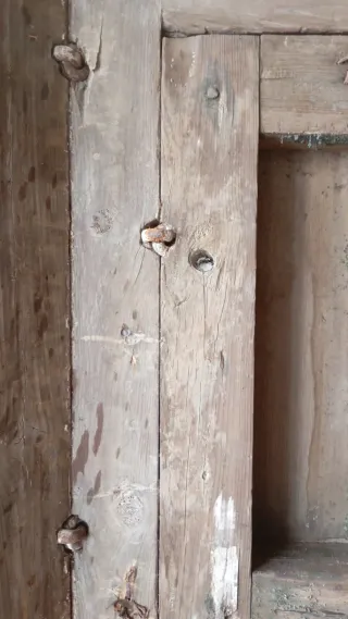 Puerta antigua madera con clavos de  bronce