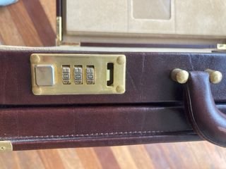 Maletín de piel marrón con combinación