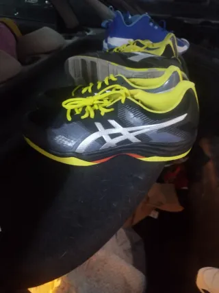 Zapatillas Asics Negras y Amarillas