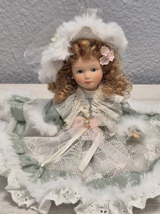 Muñeca de porcelana con vestido