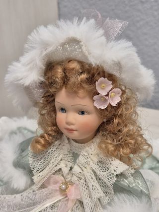 Muñeca de porcelana con vestido