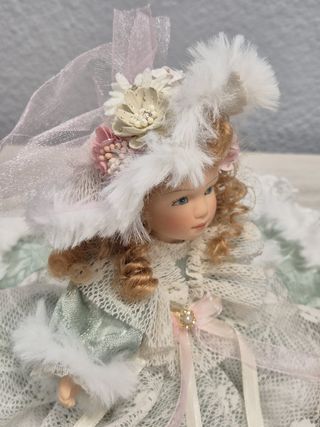 Muñeca de porcelana con vestido