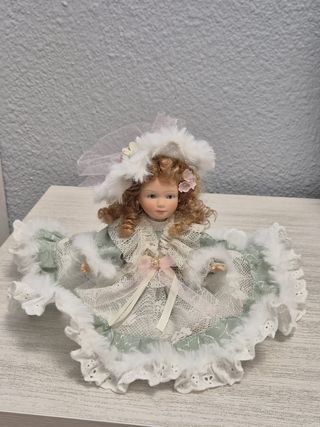 Muñeca de porcelana con vestido
