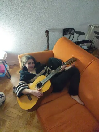 Cantautora sugerente con Guitarra acústica clásica