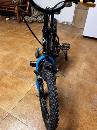 Bicicleta infantil con ruedines
