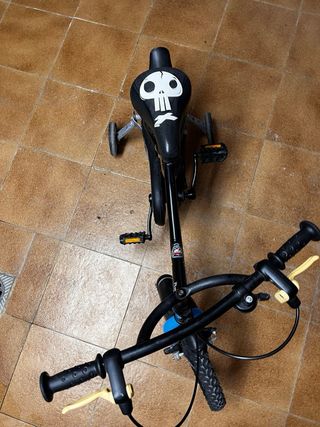 Bicicleta infantil con ruedines