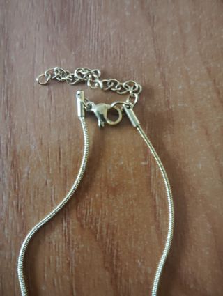 Collar con colgante de flor plateada