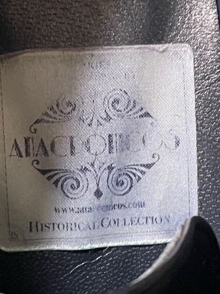 Zapatos de mujer con hebilla dorada. Recreación