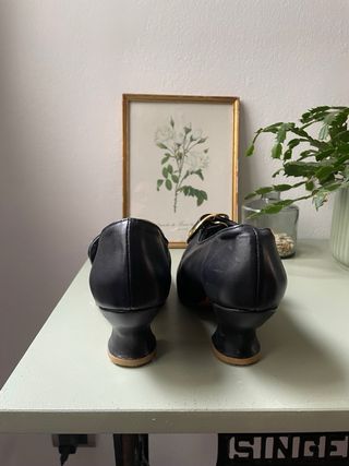 Zapatos de mujer con hebilla dorada. Recreación