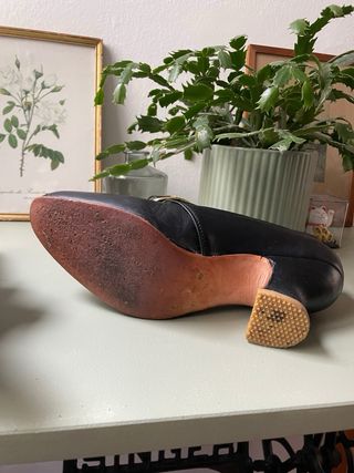 Zapatos de mujer con hebilla dorada. Recreación