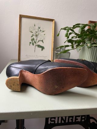 Zapatos de mujer con hebilla dorada. Recreación