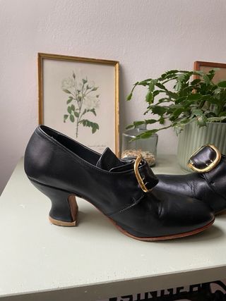 Zapatos de mujer con hebilla dorada. Recreación