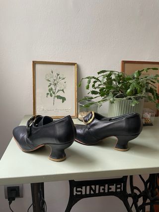 Zapatos de mujer con hebilla dorada. Recreación