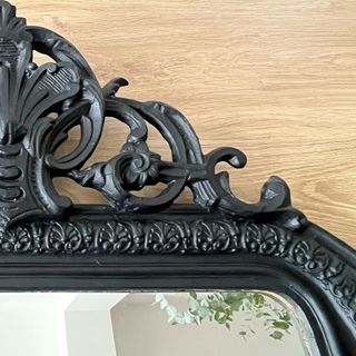 Espejo estilo Luis XV con marco de madera tallada