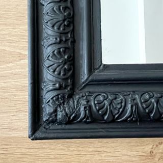 Espejo estilo Luis XV con marco de madera tallada