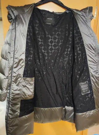 Abrigo Geox gris plumífero con capucha