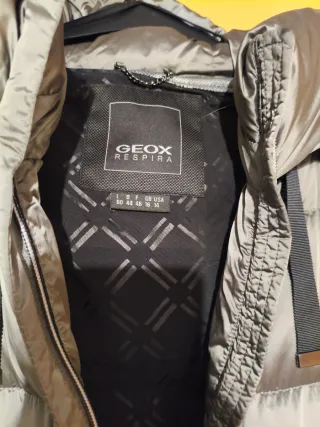 Abrigo Geox gris plumífero con capucha