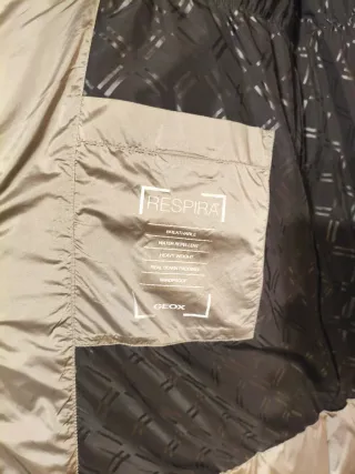 Abrigo Geox gris plumífero con capucha