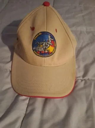 Gorra beige con parche militar