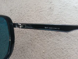 Gafas de sol Ray-Ban negras y naranjas