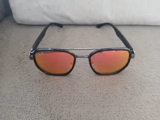 Gafas de sol Ray-Ban negras y naranjas