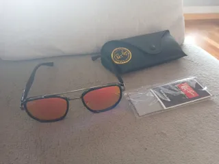 Gafas de sol Ray-Ban negras y naranjas