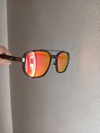 Gafas de sol Ray-Ban negras y naranjas