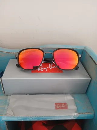Gafas de sol Ray-Ban negras y naranjas