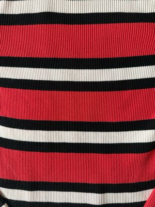 Camiseta Bershka Rayas Roja, Negra y Blanca