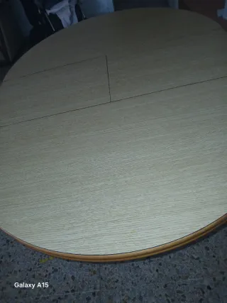 Mesa de comedor ovalada de madera