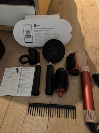 Asciugatrice Dyson dorata e rosa