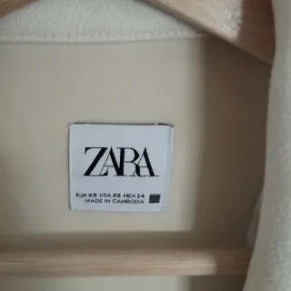 Chaqueta Zara efecto ante mujer