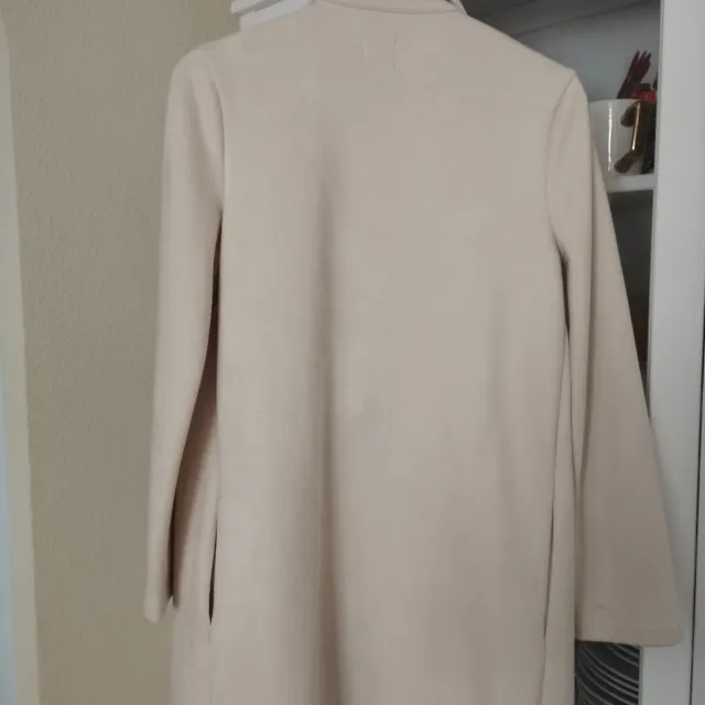 Chaqueta Zara efecto ante mujer
