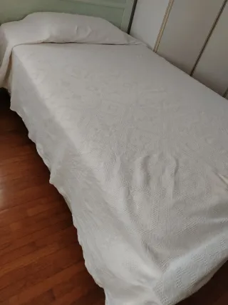 Copriletto antico in tessuto bianco