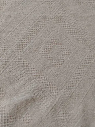 Copriletto antico in tessuto bianco