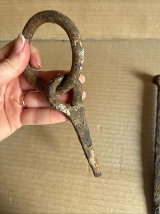 Antichi elementi in ferro battuto: chiodo e anello