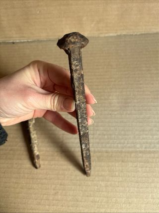 Antichi elementi in ferro battuto: chiodo e anello